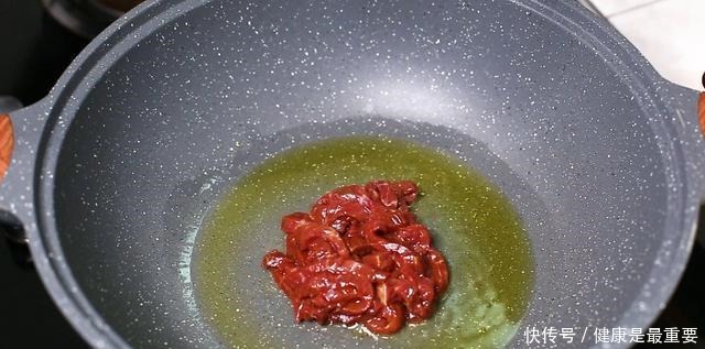 孩子天天闹着要吃意面，大厨教你在家做，只需简单几步，超级好吃