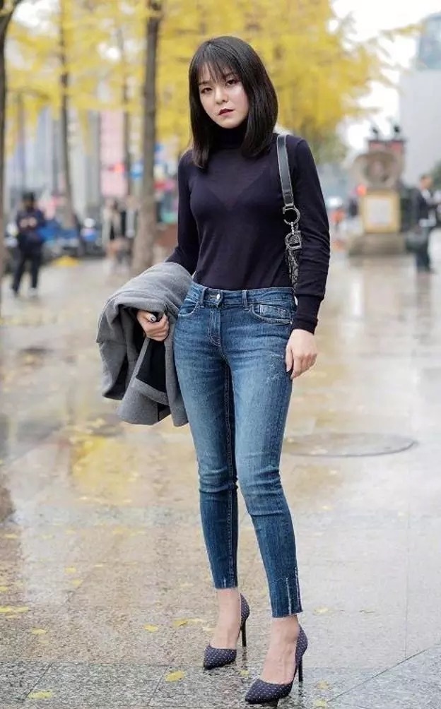 街拍:清新的小姐姐,短牛仔裤凸显出修长美腿,很是羡慕