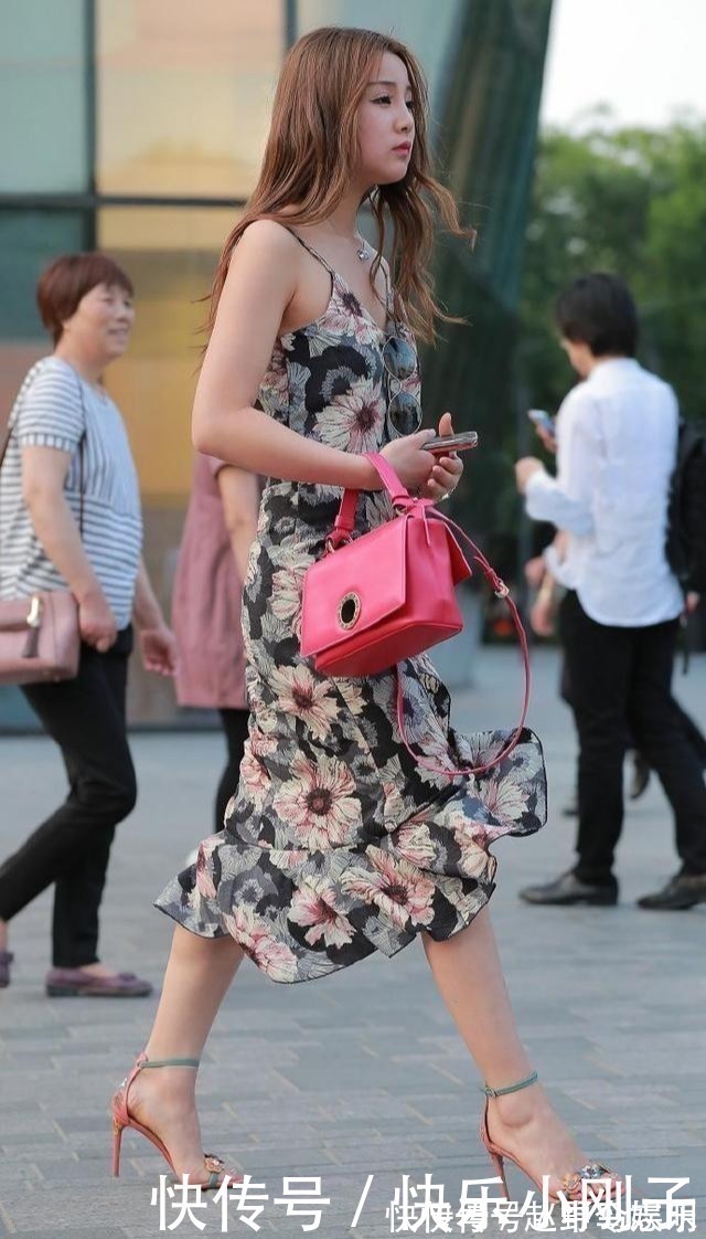 小姐姐 裙子上有花还不知足,还在鞋上贴,这是有多喜欢