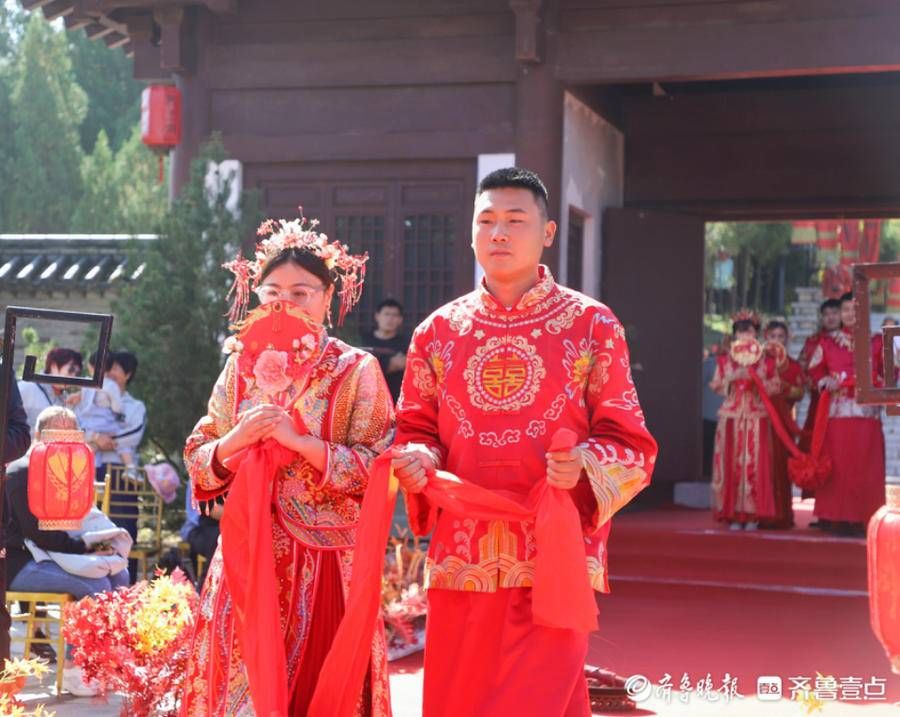 中式 浪漫！沂水天上王城的中式集体婚礼