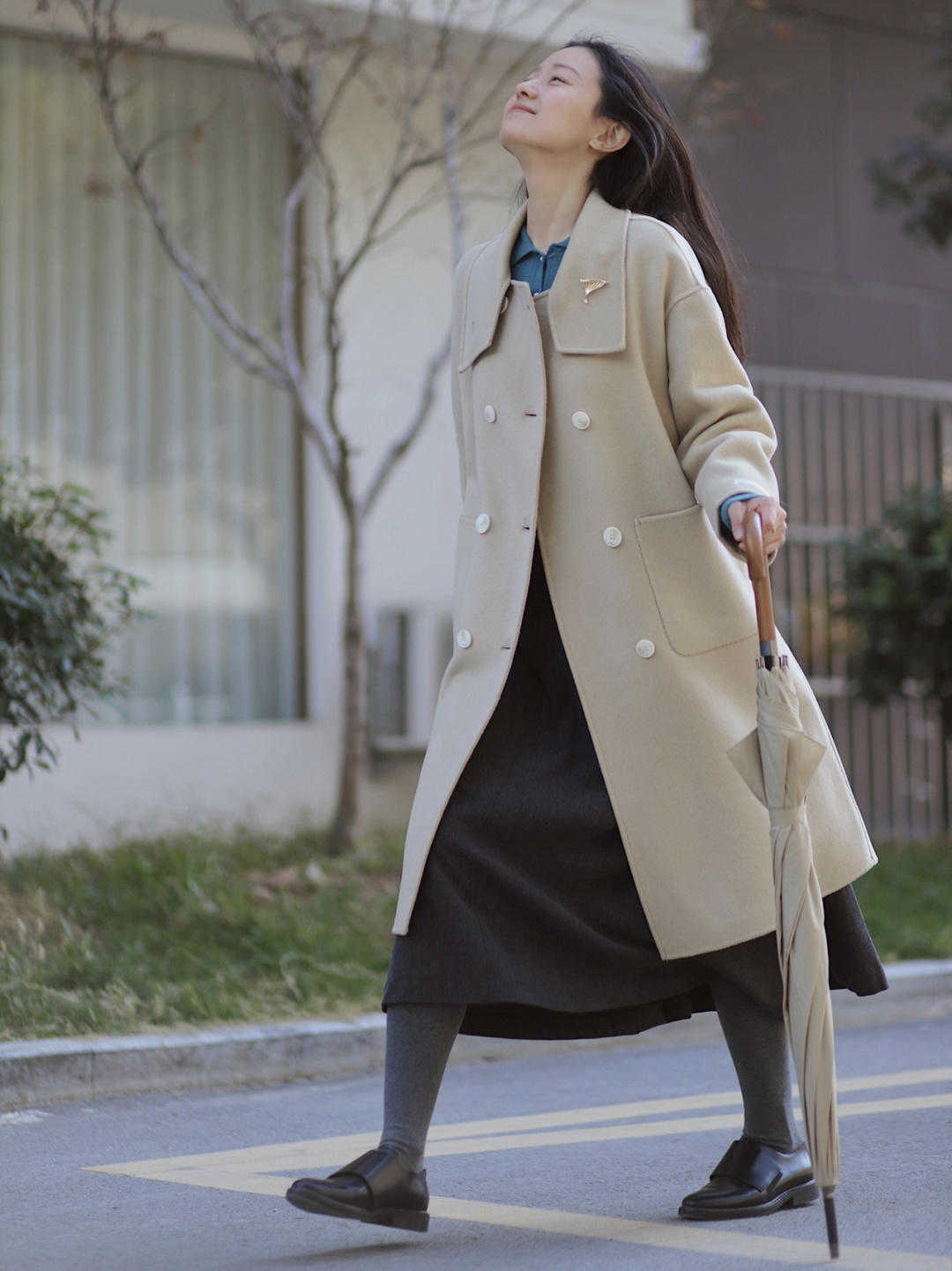 白裤子|最近又降温了,冬天大衣别老配打底裤,换种方式更保暖