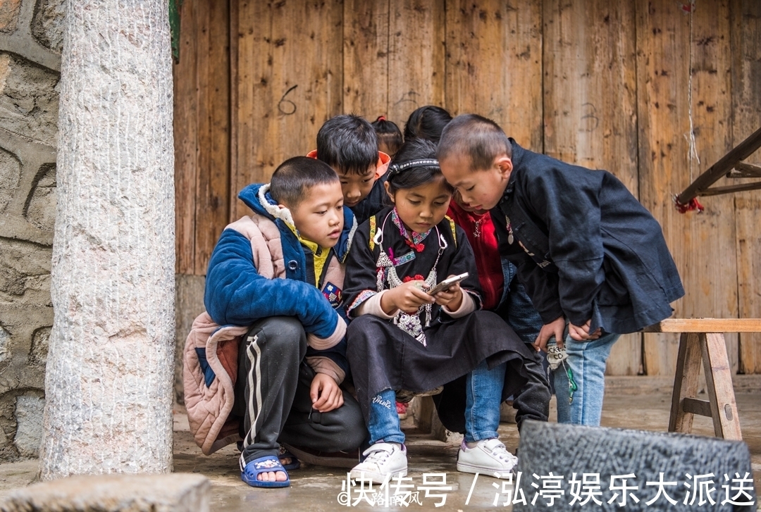 脚底|广西深山有座奇特村寨，人们从头顶黑到脚底，老人小孩最擅长歌舞