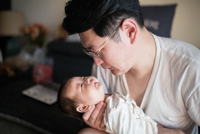 月龄|新生儿骨骼柔软，不同月龄抱法不同，家长抱姿不正确是大忌