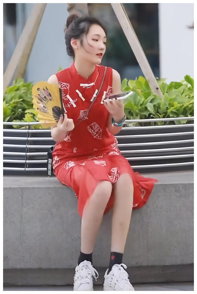 清新|街拍小姐姐连衣裙外搭帅气的格子西装,展现出清新淡雅的气质