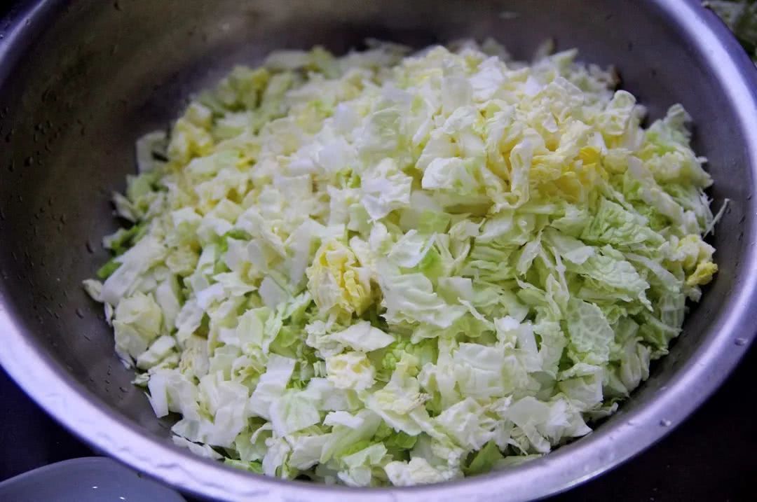 只有山东人这样蒸包子,大块白菜大块肉,吃起来爽快又清新