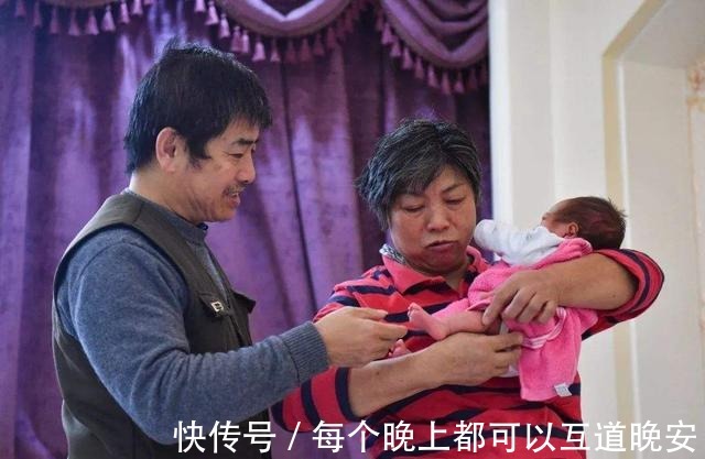 夫妻俩|“我养弟弟,那谁养我儿子”女儿逼问父母,老夫妻俩低下了头