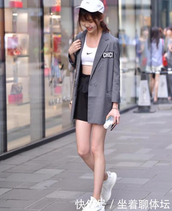 西装|长款灰色西装搭配高腰筒裙,青春靓丽,活泼可爱