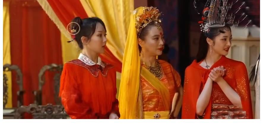 六小龄童|《萌探》感人一幕!六小龄童仔细确认面具是否开了,杨紫表现好暖