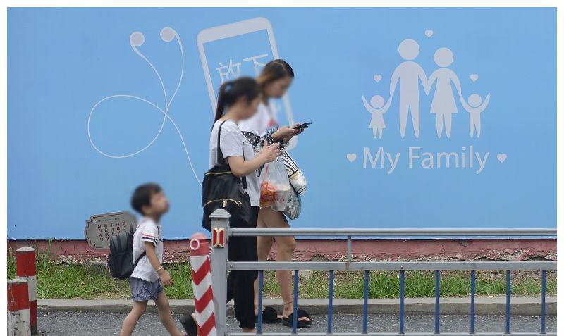 荣耀|硕士夫妻的悲哀:真想不到,我们一辈子的荣耀,会被孩子毁掉