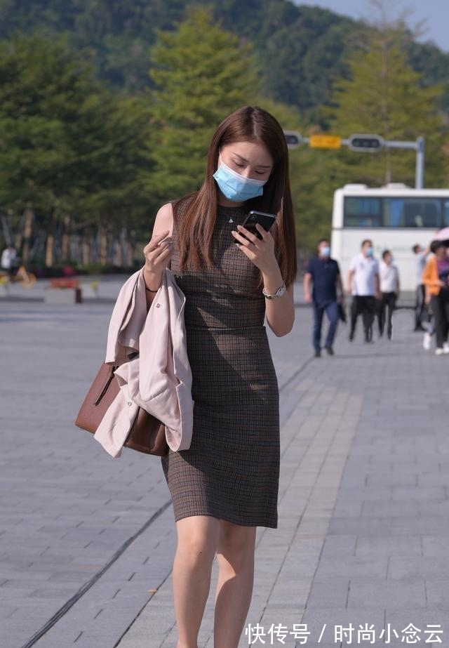 连衣裙|职业女性的连衣裙怎么选?咖啡色加格纹元素,庄重又不失雅致