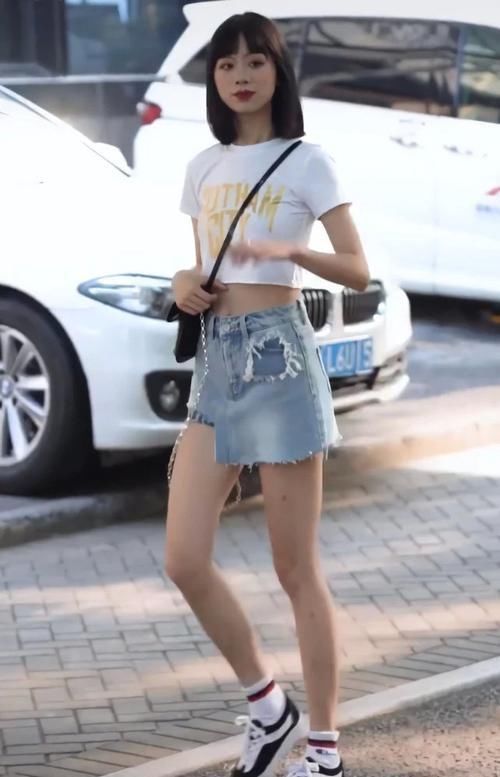 单穿牛仔裙只会很俗，学学她内搭一条牛仔裤，再显3cm更时髦