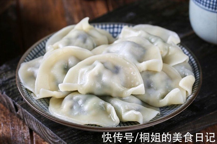 白菜做馅别用盐腌,只需多加一步,馅料不出水,吃着鲜美又多汁