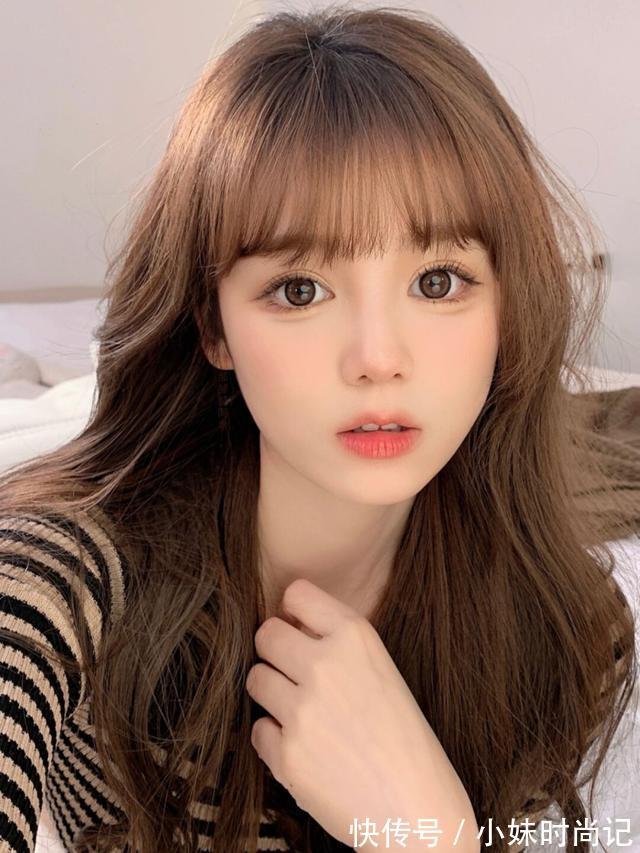 妆容|美女漂亮了穿什么都好看,V领薄款毛衣再搭配上减龄妆容,漂亮