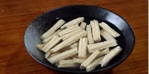 腐竹|香菇便宜又好吃,配上腐竹这样做,汤汁浓郁味道鲜美,特别下饭