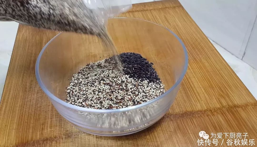 1碗米饭，3勺糯米粉，擀杖一搅，做出创意小零食，比春卷好吃十倍