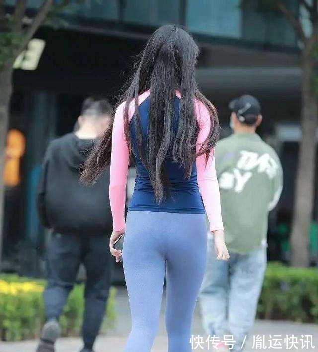 搭配 蓝色打底裤搭配甜美时尚上衣,变得更加时尚,让自己看起来高挑!