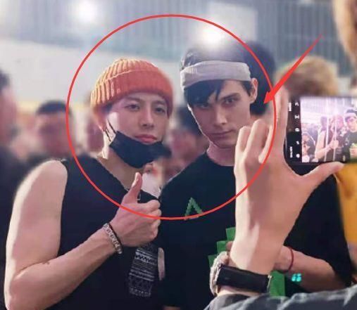 有种“区别待遇”叫利路修合照，和男生板着脸，和女生太真实了