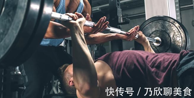 平板凳|不要把卧推练歪了这样练卧推才能把胸肌真正练大