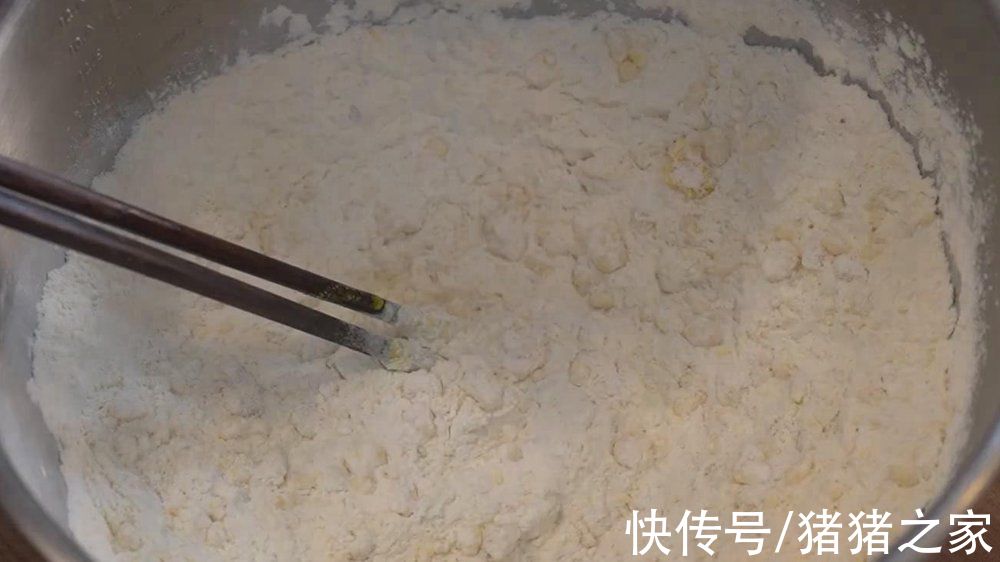 喜欢吃拌面吗？试试新疆辣皮子拌面，筋道爽滑攒劲得很