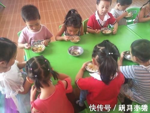 老人|3岁孩子还不会自己吃饭,老人说到幼儿园就自然会自己吃了,是真的吗?