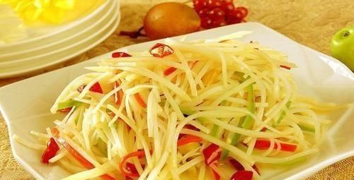 炒土豆丝前，别再用水冲洗了，这么做，土豆丝“响脆”还不粘锅