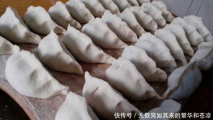 保存饺子，不要包好直接放冰箱，教您一招，饺子放一个月都新鲜