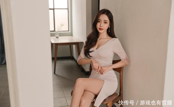 时尚|孙允珠时尚穿搭浅棕柔顺V领馨香复古包臀裙