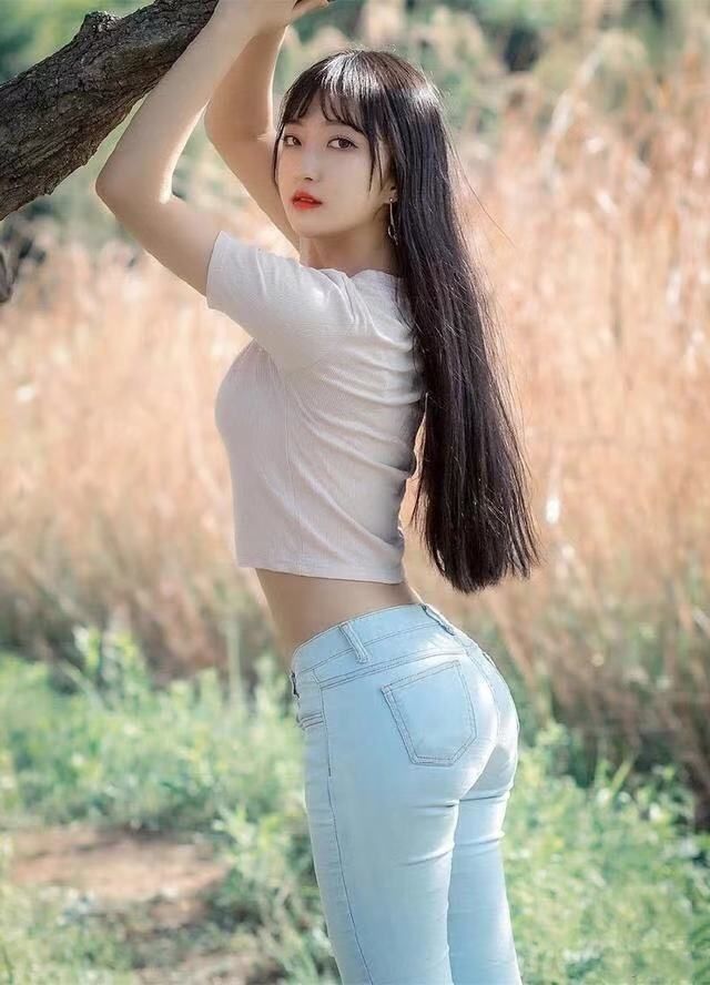  秀气|街拍：水灵秀气的美女，搭配长心，打扮时髦妩媚又抢镜