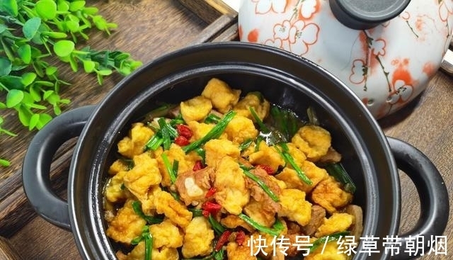 砂锅菜简单易做又味美，食材入锅焖一焖上桌了，适合冬天