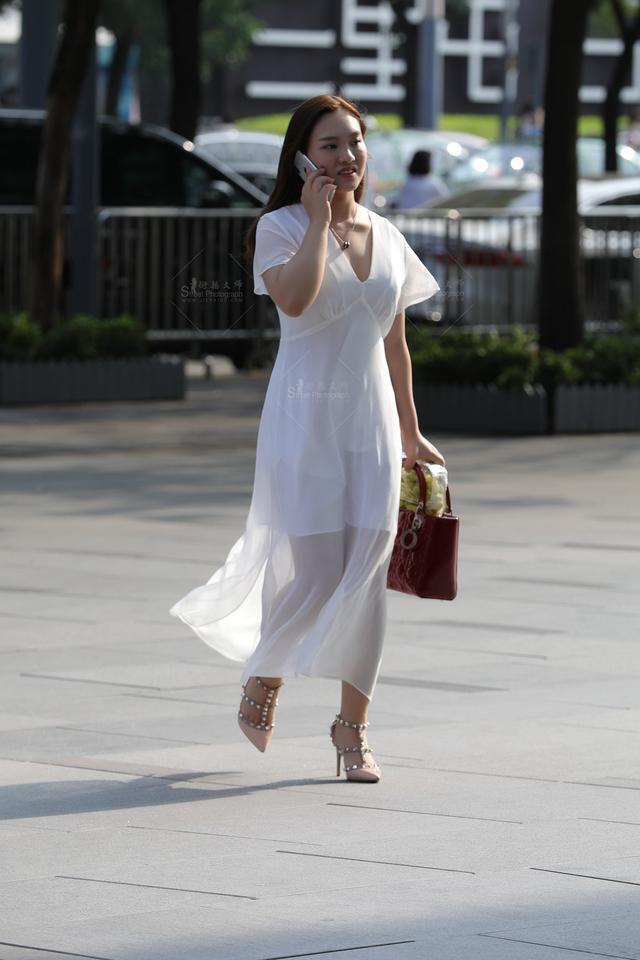 柔美的杀伤力,小姐姐身穿白色连衣裙,旁边的小哥哥就偷着笑吧