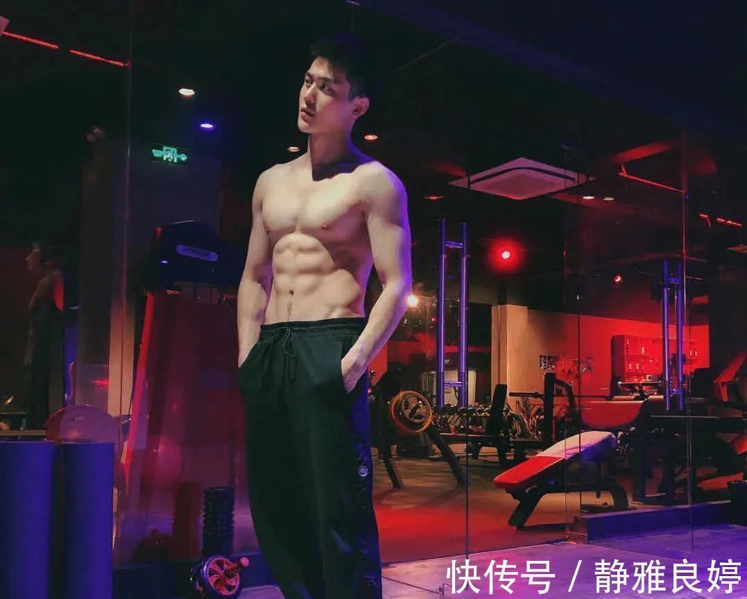 腹肌|帅气寸头小奶狗,身材挺拔高鼻梁惹人爱,疯狂赶超彭于晏