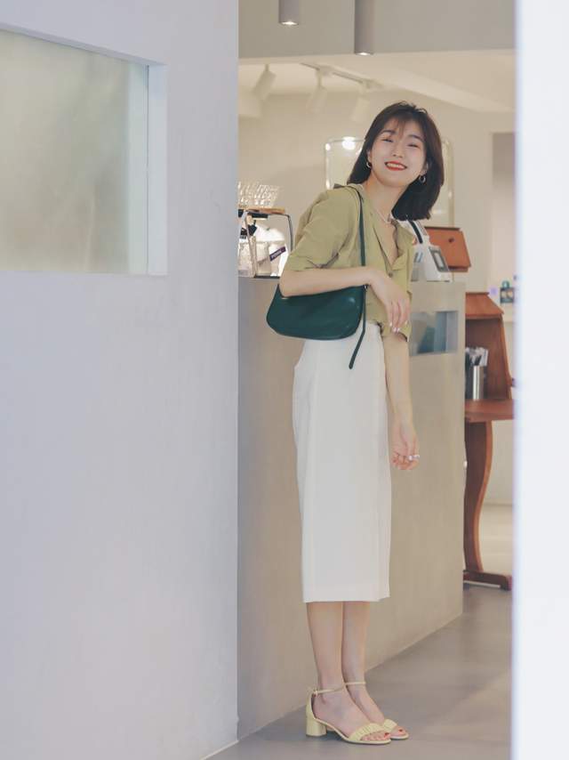 衬衫搭配|秋天的衬衫先别藏起来,搭配上牛仔裤可美了,比你想象中要好看