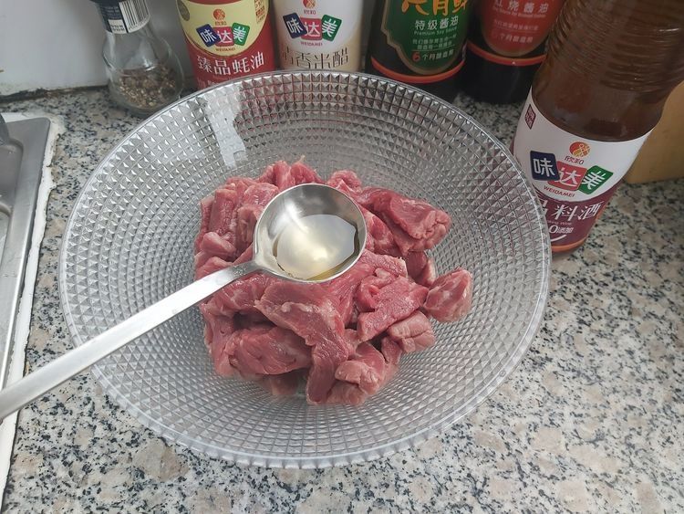 孜然搭配牛肉炒一炒，鲜香入味，比外面的烧烤还好吃