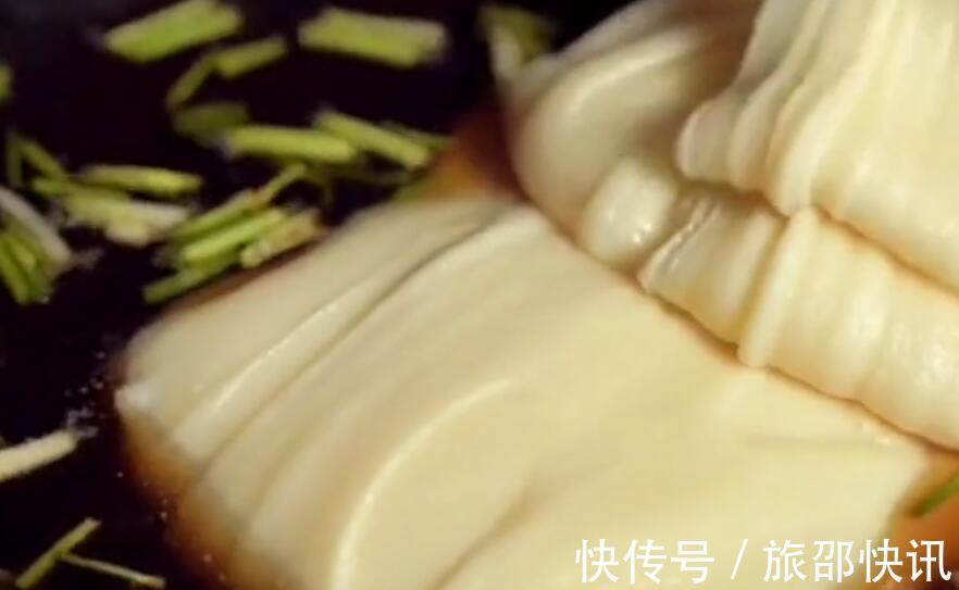 一碗“面糊”倒进猪油里炒，出锅后揉成团，朋友都抢着要！