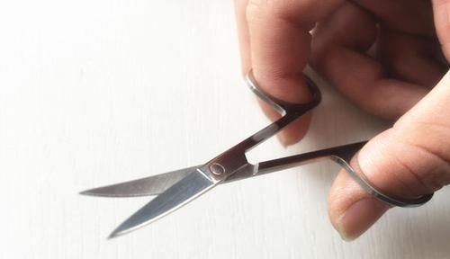 鼻毛长到了鼻孔外面，能拔掉或剪掉吗？鼻毛太长，说明了什么？