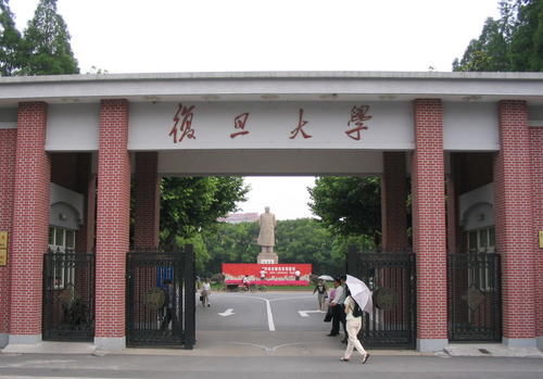 同在上海，复旦大学与上海交通大学，哪个更强？