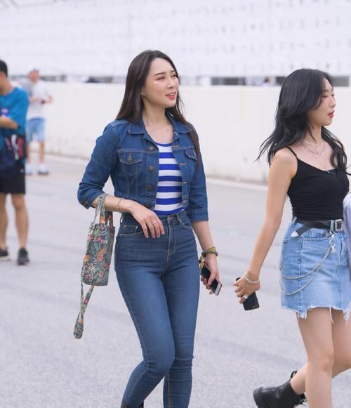 随意个性的牛仔裤，搭配中筒马丁靴，轻松提升帅气