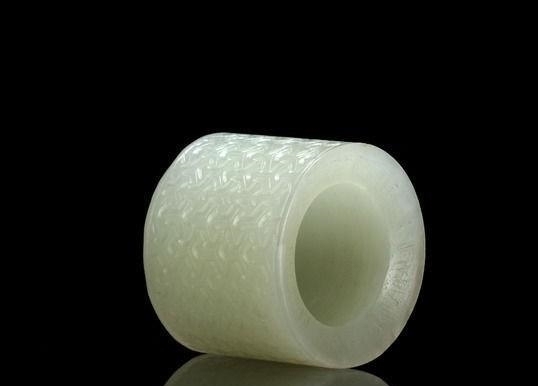 专家|此人手带乾隆扳指,价值上亿,专家要求上交,他6个字噎住专家