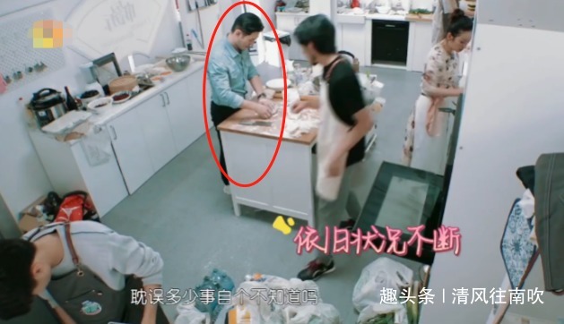 《中餐廳3》迎來新一任主廚，邊做飯邊唱歌，黃曉明給她打下手