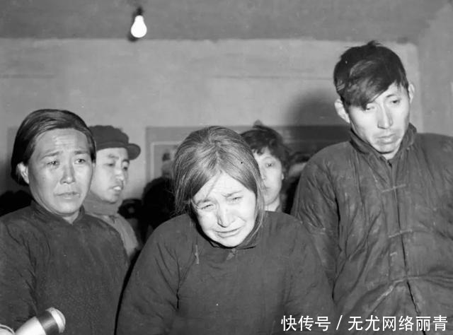 点着煤油灯|45年前东北农村:煤油灯照亮前行路,忆苦思甜是普遍人文现象