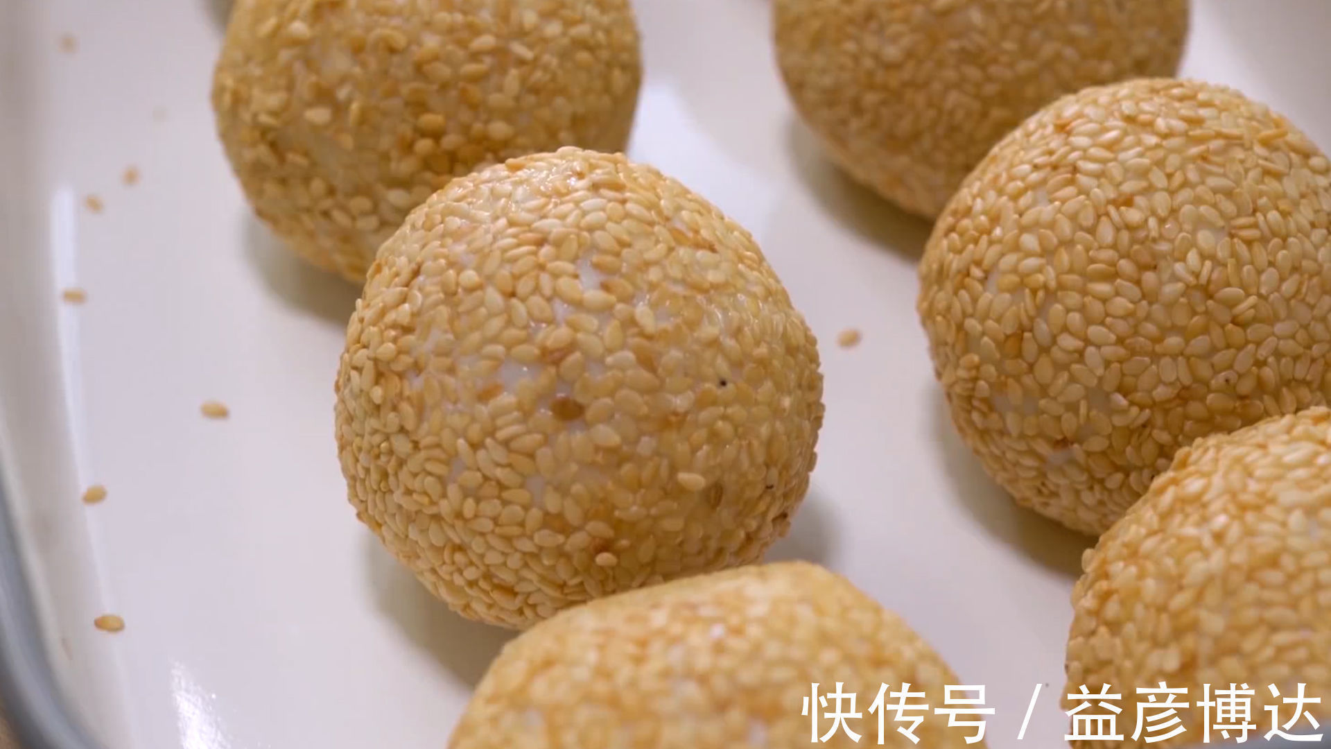 偷偷告诉你炸麻团的技巧,个个空心又香又脆,出锅全家抢着吃