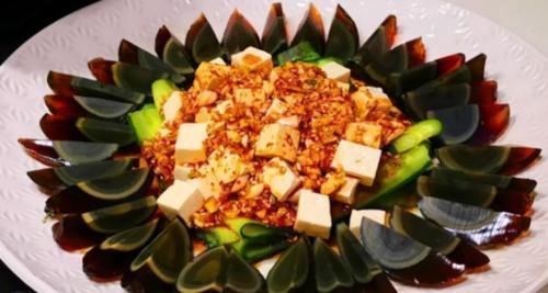 切松花蛋时,直接下刀切就错了!大厨表示:饭店都这样做,不粘刀、不散花