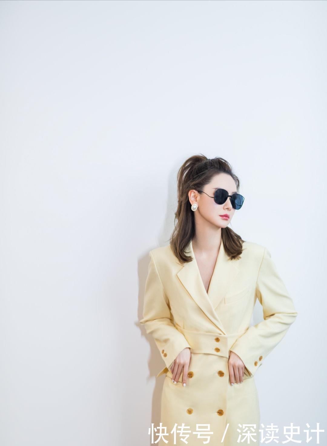 西装裙|戚薇拉离子烫真减龄，丝绒西装裙秀出白皙漫画腿，又酷又飒又养眼