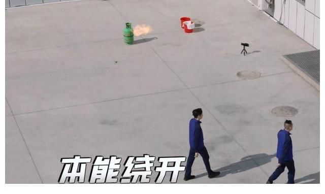 面对着火的煤气罐，陈小春张智霖张晋的反应大不同，细节看出教养