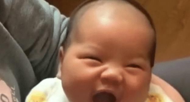 喜笑颜|萌娃“神变脸”走红网络,回头看见爸爸后,表情也是绝了