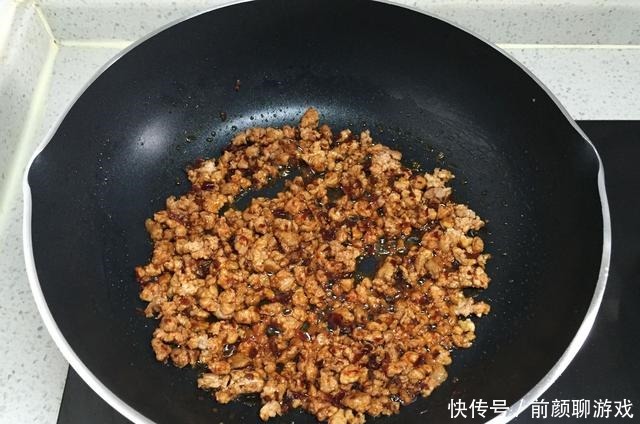 宅在家,我隔三差五做此菜,下饭又过瘾,还不长肉,做法超简单