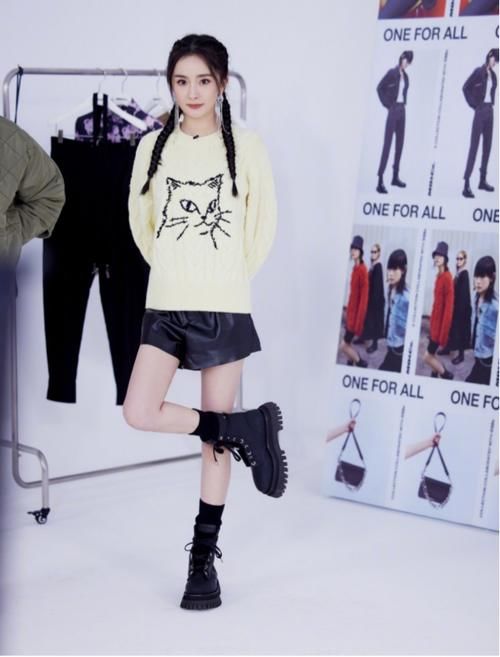 毛衣怎么穿才不显“平庸”?教你这四个搭配公式,既时髦又实用