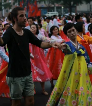 阿列克薩|為了驗(yàn)證商場(chǎng)測(cè)體溫是不是形式，油管博主把腦門捂到48度