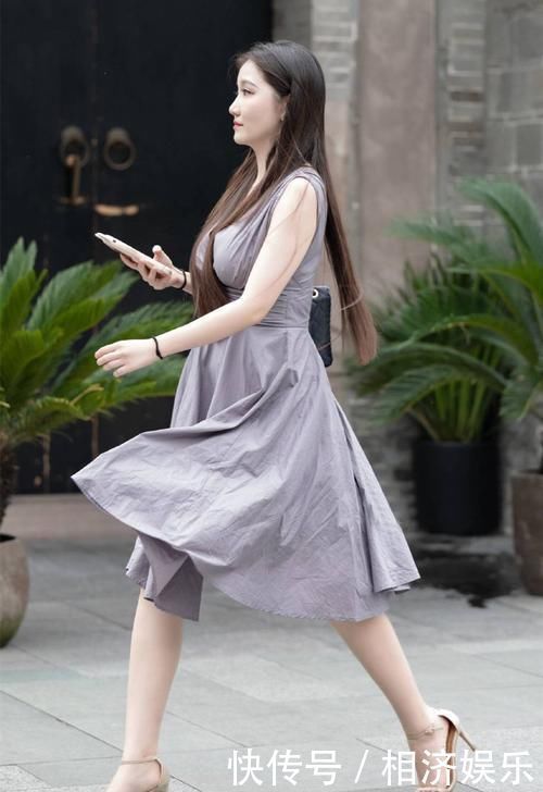 一字带|轻盈时尚的连衣裙搭配女人味十足的高跟凉鞋,展现自信大方的气质