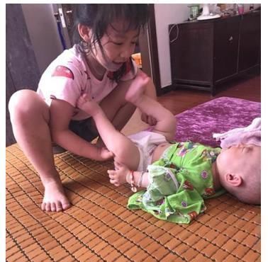 孩子|3岁姐姐给弟弟换尿不湿，发现弟弟和自己不一样，反应让人笑抽
